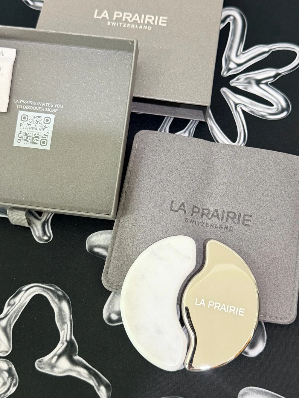 La Prairie Facial Massage Are Sculpting Tools Marble Stainless Steel Suede Pouch